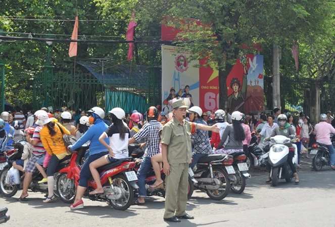 Trời nắng đẹp, người dân TP.HCM nô nức chơi lễ ảnh 3 Trời nắng đẹp, người dân TP.HCM nô nức chơi lễ ảnh 3